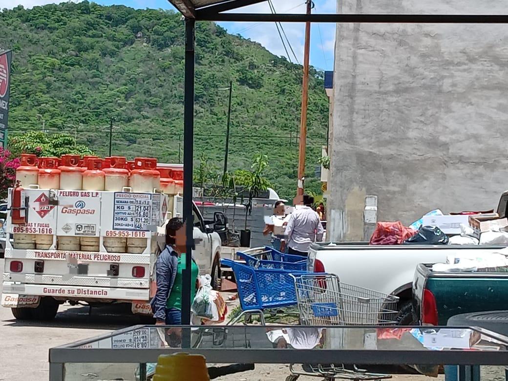 $!Familias de la sierra de Rosario bajan por provisiones