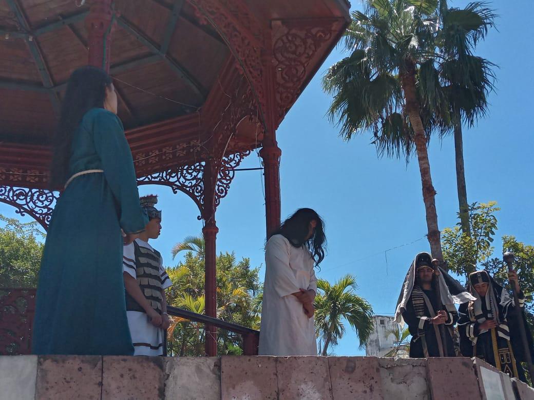 $!Mazatlecos y turistas atestiguan el Viacrucis Viviente en calles del Centro de puerto