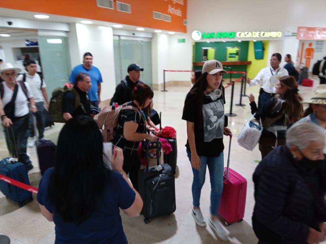 $!Arriban turistas al Aeropuerto de Mazatlán para disfrutar del Carnaval