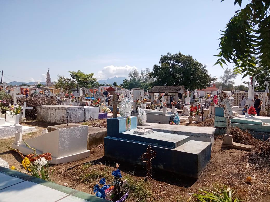 $!Familias acuden al panteón San Juan de Rosario, a llevar flores a sus difuntos