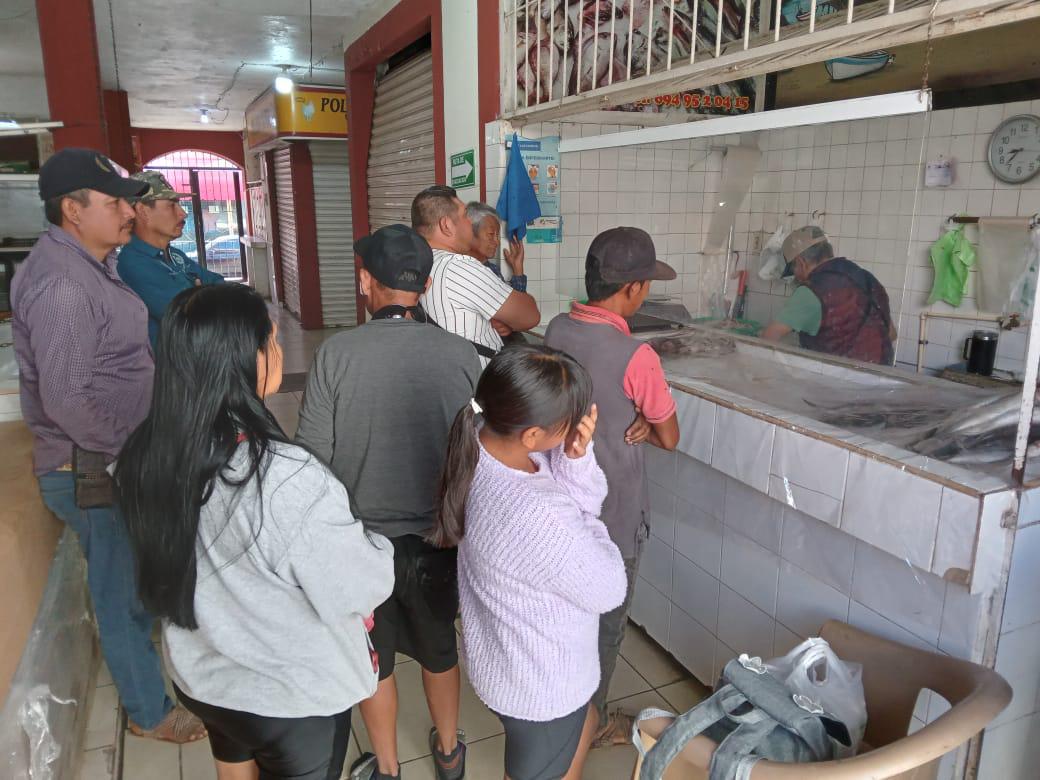 $!Juan Ramón mantiene vivo el oficio de la pescadería en el mercado de Rosario