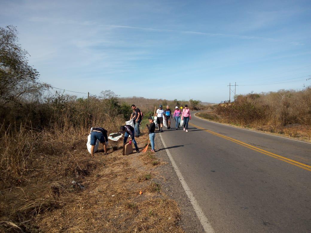 $!Fridas en Bici Sinaloa limpian carretera entre El Habal y Puerta de Canoas, en Mazatlán