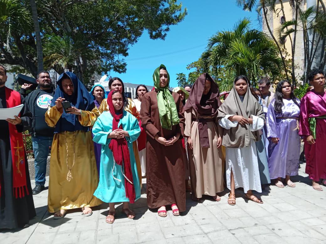 $!Mazatlecos y turistas atestiguan el Viacrucis Viviente en calles del Centro de puerto