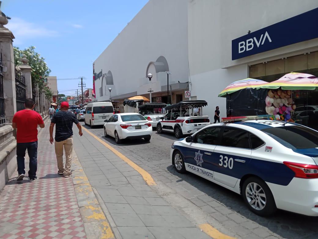 $!En Mazatlán, cierran tramo de Calle 21 de Marzo por reparaciones de drenaje y adoquín