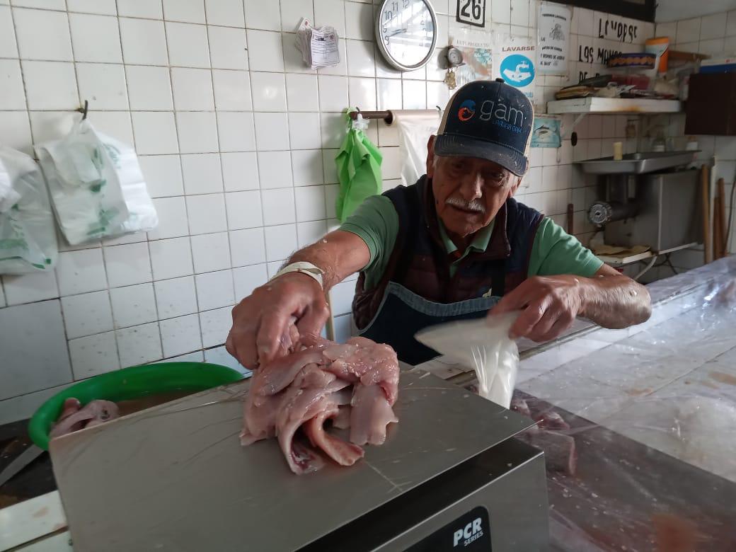 $!Juan Ramón mantiene vivo el oficio de la pescadería en el mercado de Rosario