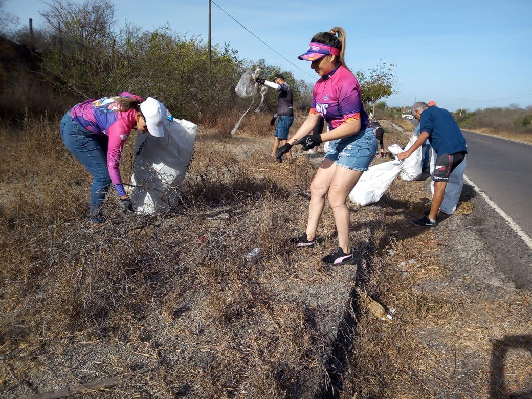 $!Fridas en Bici Sinaloa limpian carretera entre El Habal y Puerta de Canoas, en Mazatlán