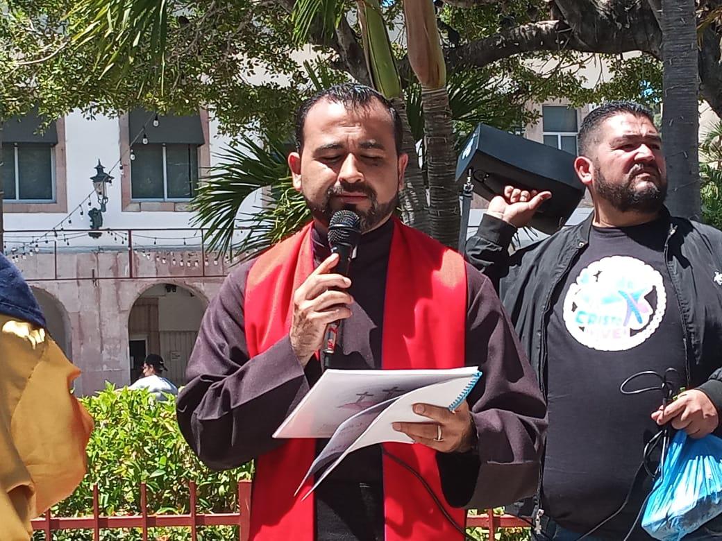 $!Mazatlecos y turistas atestiguan el Viacrucis Viviente en calles del Centro de puerto