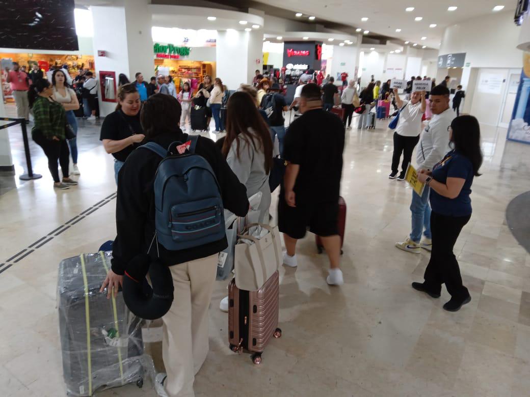 $!Arriban turistas al Aeropuerto de Mazatlán para disfrutar del Carnaval