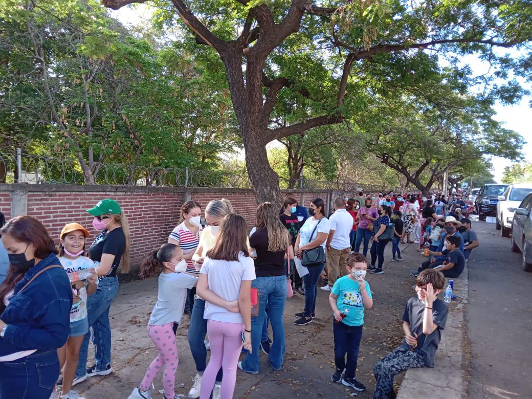 $!Con fila kilométrica inicia en Culiacán vacunación contra Covid a menores de 5 a 11 años