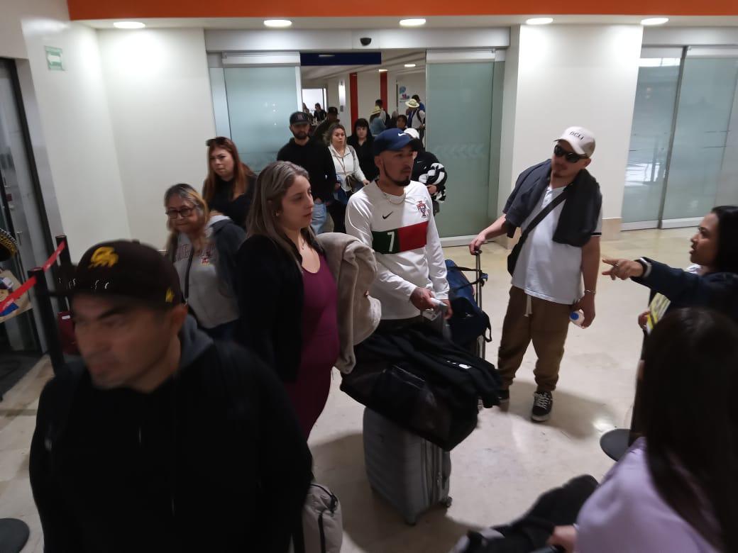 $!Arriban turistas al Aeropuerto de Mazatlán para disfrutar del Carnaval