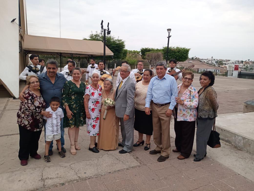 $!Al salir del templo, el mariachi amenizó la sesión de fotos. Aquí con su familia de Hidalgo, Houston y Tala.