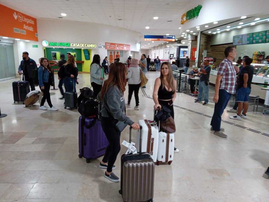 $!Arriban turistas al Aeropuerto de Mazatlán para disfrutar del Carnaval