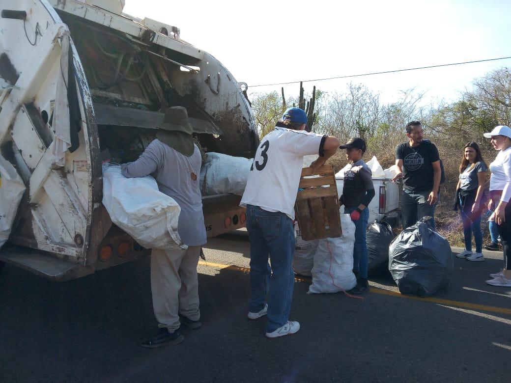 $!Fridas en Bici Sinaloa limpian carretera entre El Habal y Puerta de Canoas, en Mazatlán