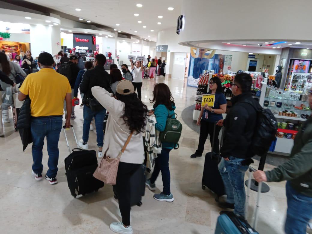 $!Arriban turistas al Aeropuerto de Mazatlán para disfrutar del Carnaval