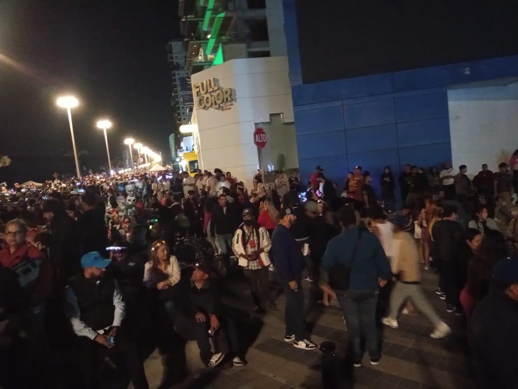 $!Multitudinaria respuesta de espectadores presencian primer desfile del Carnaval de Mazatlán