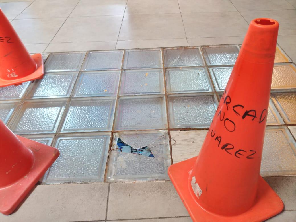 $!Se rompen tragaluces de la planta alta del mercado Pino Suárez, en Mazatlán