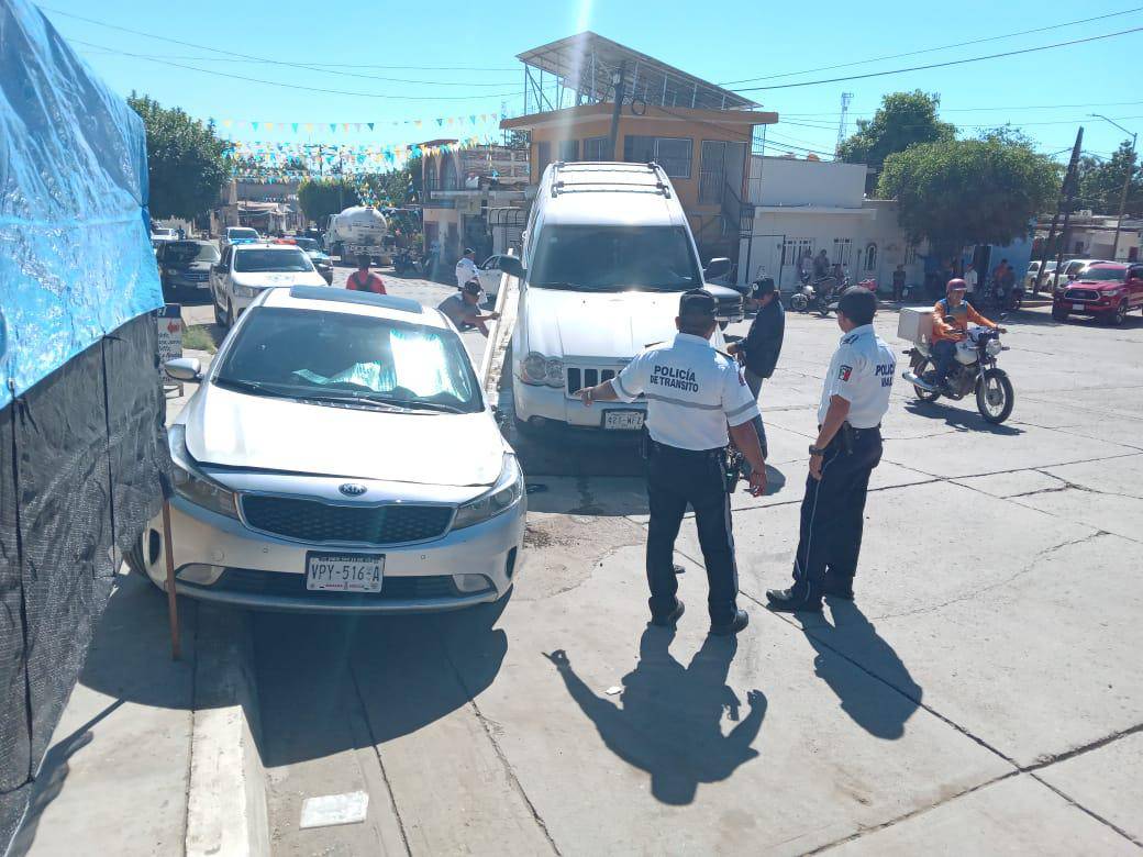$!Conductora pierde el control y arrolla vehículo en la cabecera de Rosario