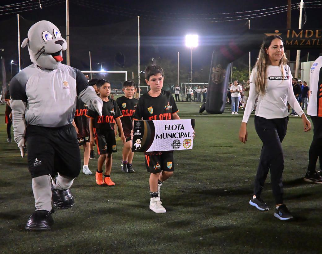 $!¡Encienden las emociones! Inauguran torneos estatales de futbol en Mazatlán