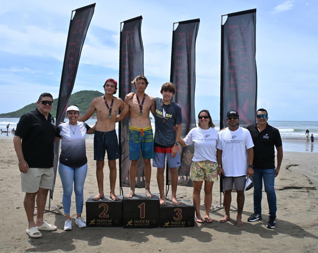 $!Dominan el mar en el municipal de surf, en Mazatlán