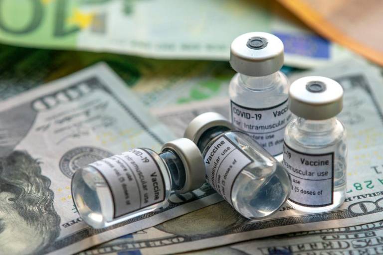 Dueñas de las vacunas mostraron las garras durante la emergencia de salud: Amnistía