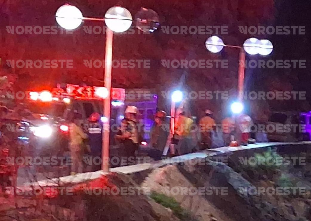 $!Muere elemento de la Marina tras caer a zona rocosa del Paseo del Centenario, en Mazatlán