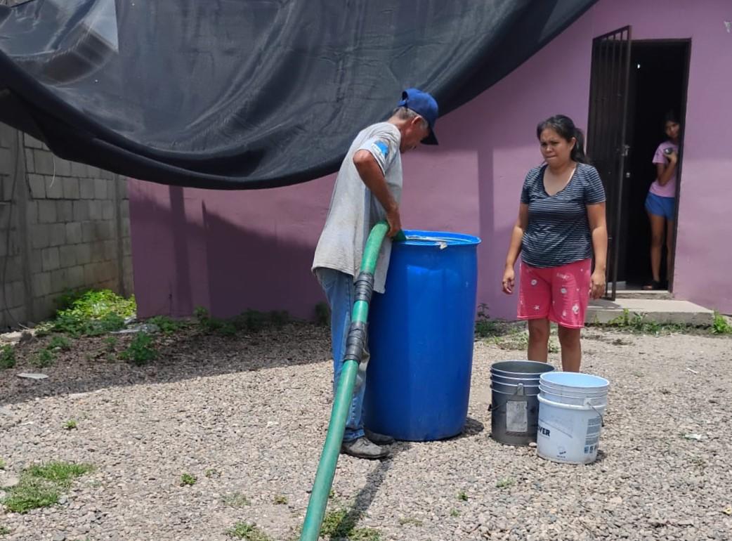 $!En plena ola de calor, vecinos de Villa Unión y Caleritas, en Mazatlán, sufren por falta de agua potable