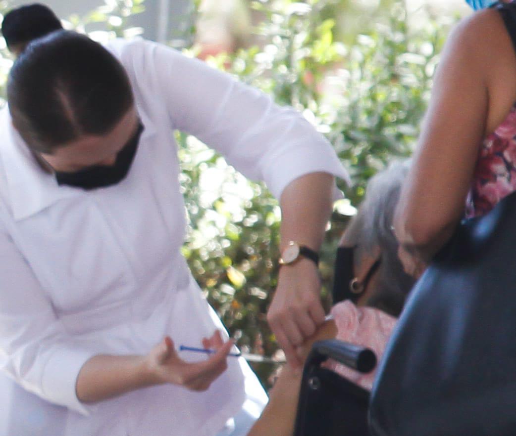 $!Polideportivo de la UAS en Mazatlán se satura por demanda de vacunas contra el Covid-19