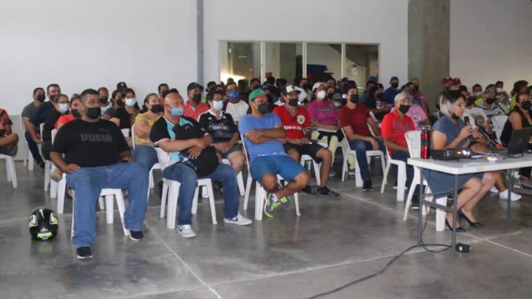 Alrededor de 80 integrantes de la comunidad del softbol estuvieron presentes en la reunión en el Imdem.