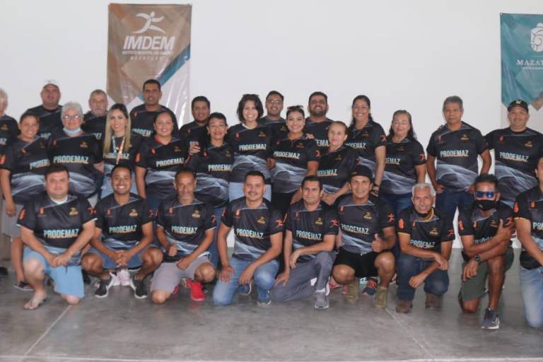 Entrega Imdem uniformes a entrenadores de las Escuelas Prodemaz