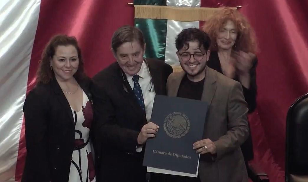$!El coahuilense Lázaro Isael Rangel recibió el Premio a la Trayectoria Joven de Poesía Jaime Sabines.