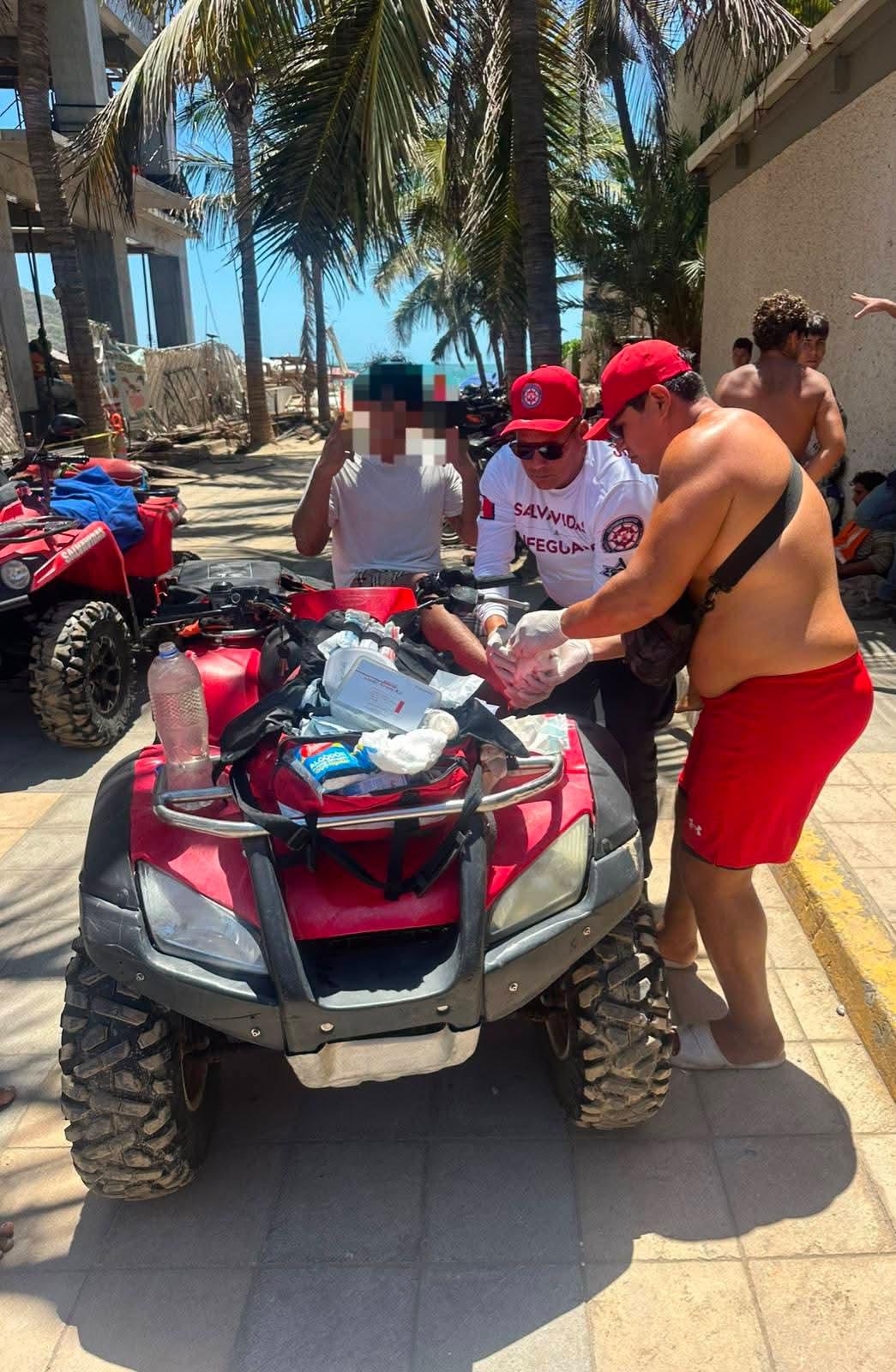 $!Mar de fondo en Mazatlán dejó un rescate diario de bañistas: Escuadrón Acuático