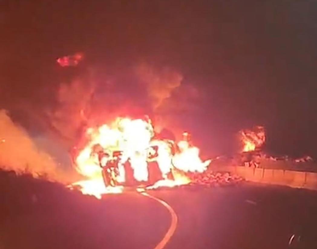 $!Volcadura e incendio de tráiler en la México 15 provoca cierre total en la salida sur de Los Mochis