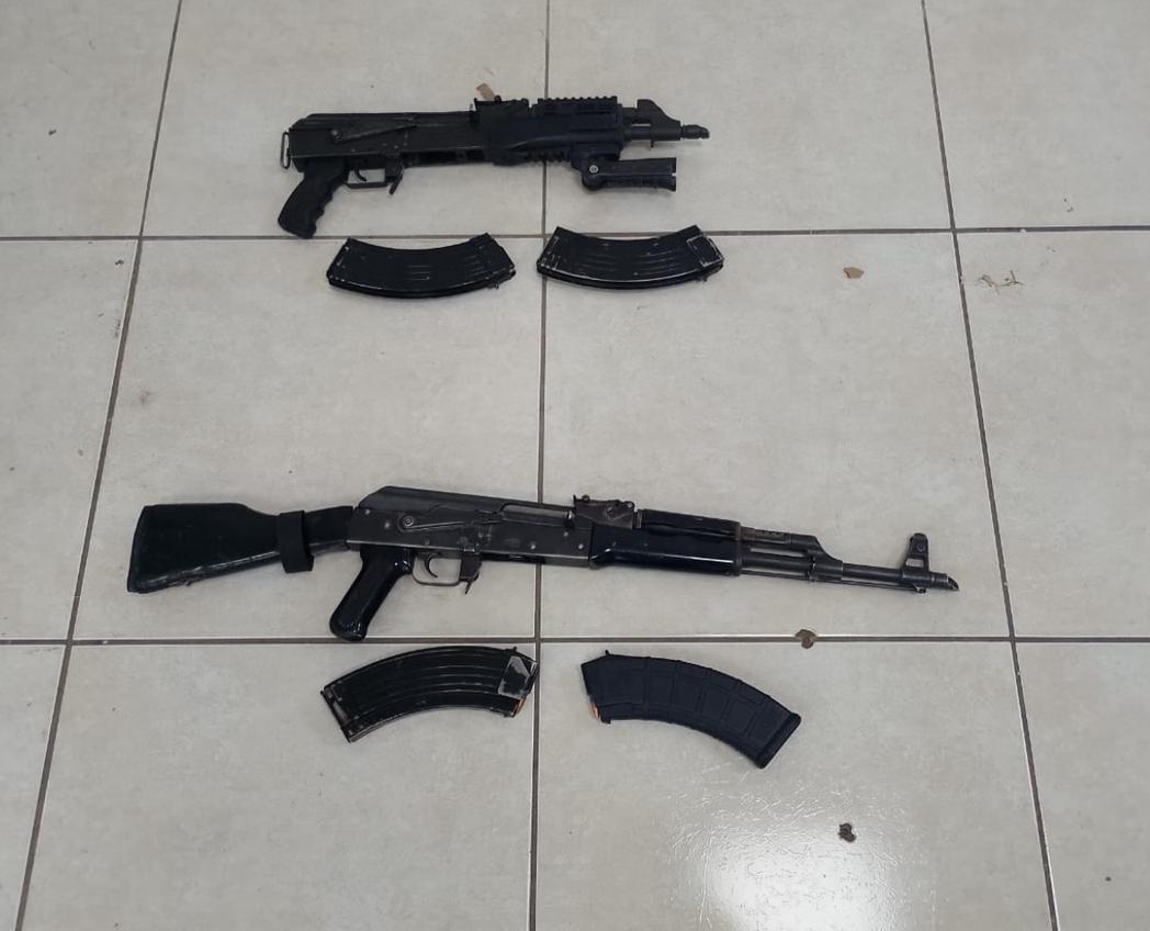 $!Aseguran vehículo robado con armas largas en la Ampliación El Barrio, Culiacán
