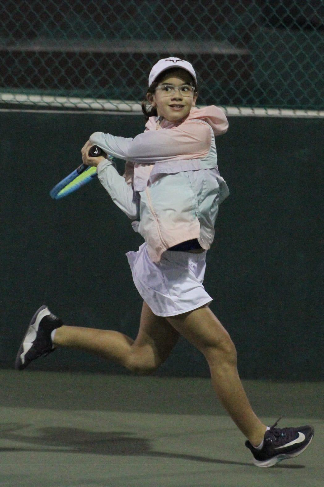 $!Ximena Ramos impone su saque en la Copa Carnaval Amstel Ultra