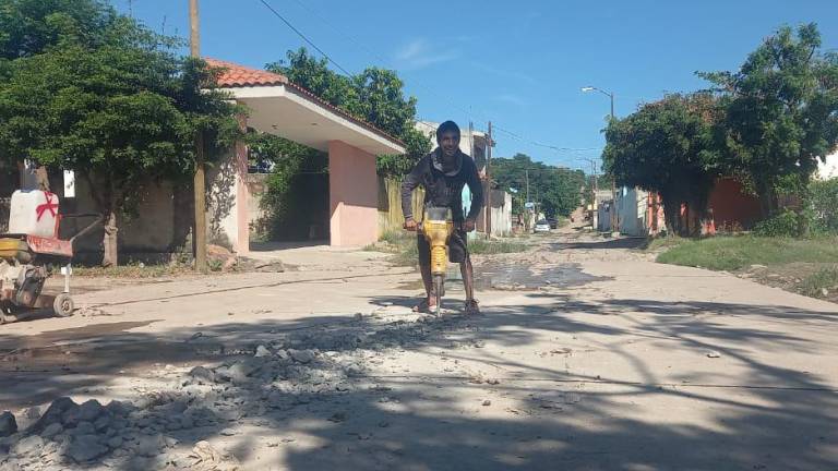 Los trabajos de rehabilitación de la red de drenaje en la calle Río Piaxtla de la colonia Pueblo Nuevo ya comenzaron.