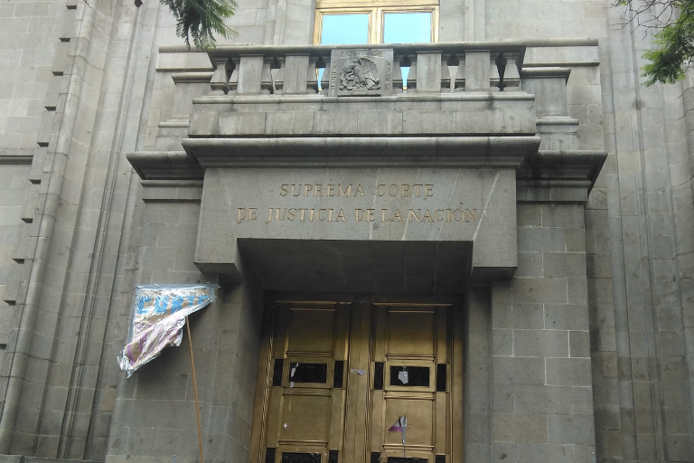 Propone Ministro discutir presunto plagio de tesis de Yasmín Esquivel