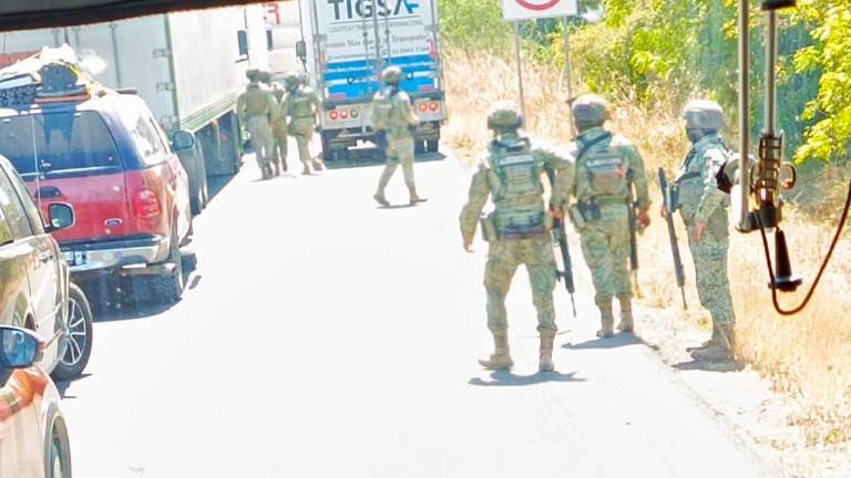 Autoridades federales mantienen bajo resguardo la zona del ataque armado en el municipio de Escuinapa.