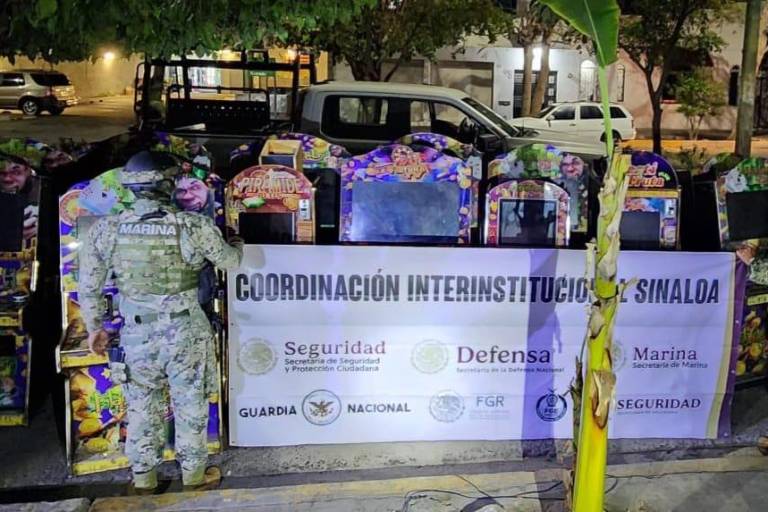 Aseguran en Mazatlán máquinas tragamonedas, vehículo, arma y municiones