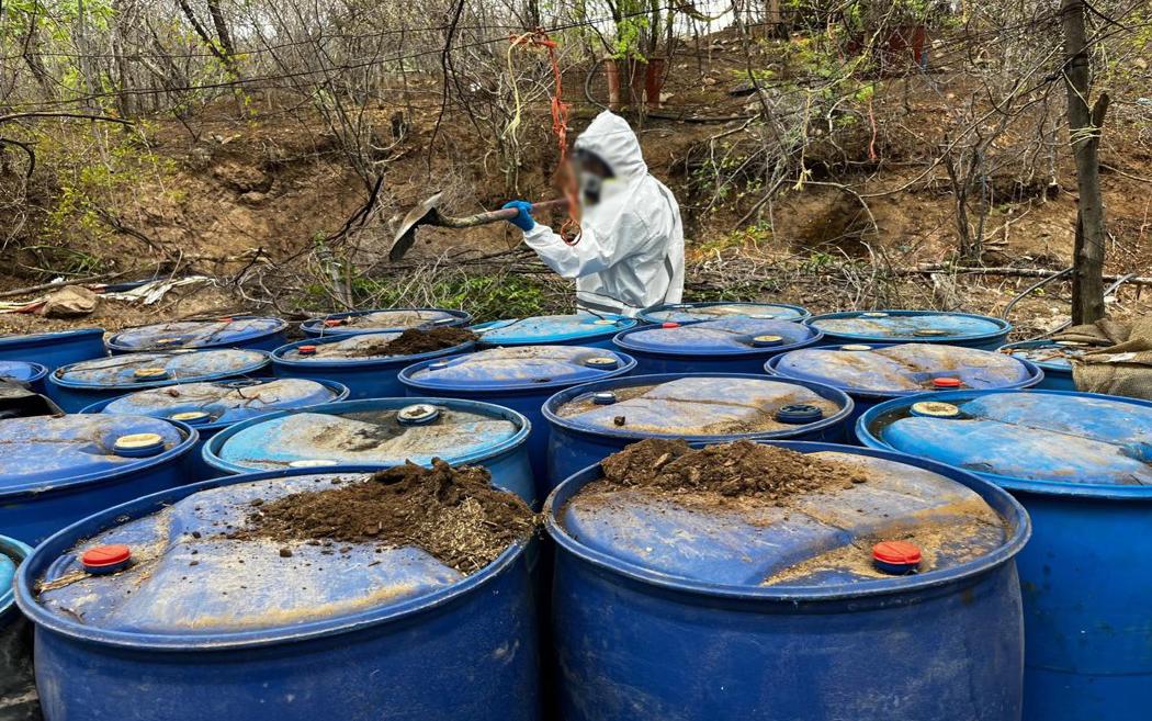 $!Ejército desmantela laboratorio clandestino y nueve centros de insumos en Sinaloa; aseguran toneladas de químicos