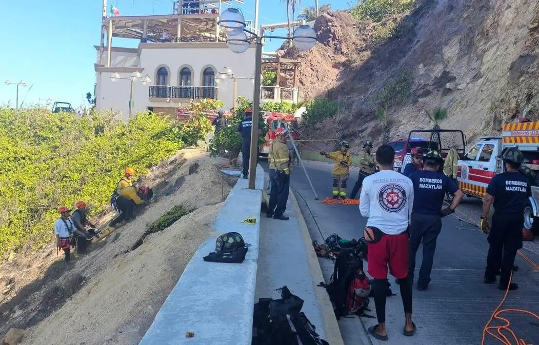 $!En Mazatlán, hombre muere tras caer a las rocas desde el Paseo del Centenario