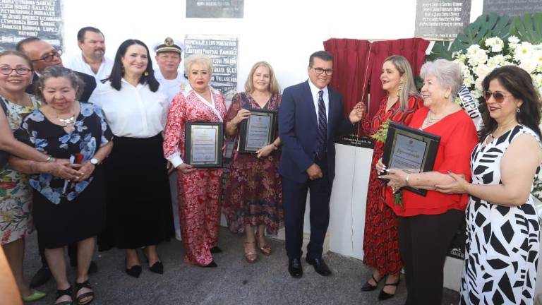 Tras la entrega de reconocimientos se develó la placa con los cuatro nuevos nombres de las profesoras inscritos en el Monumento a los Maestros Distinguidos.