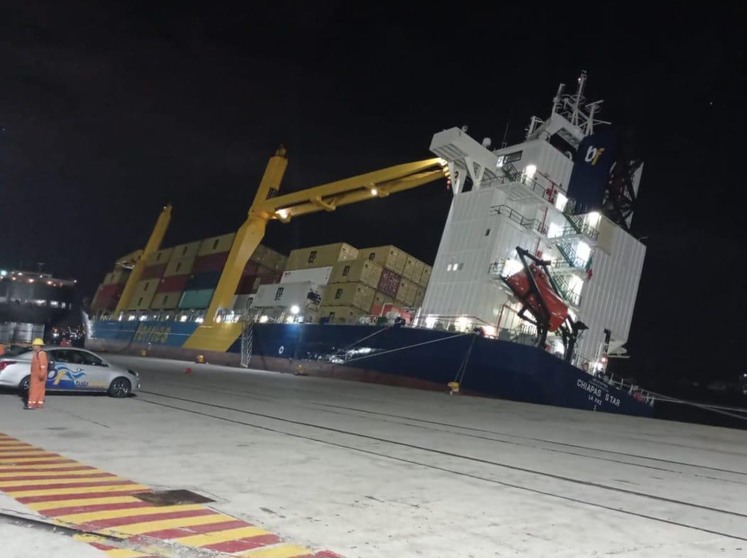 $!Barco de carga se hunde en muelles del puerto de Mazatlán
