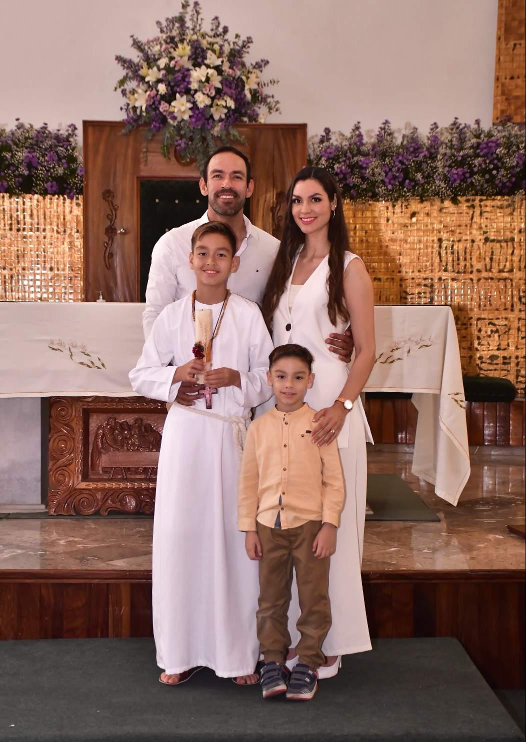 $!Juan Emiliano entre sus padres, Juan Virgen y Verónica Rodríguez, y su hermano pequeño Juan Isaac.