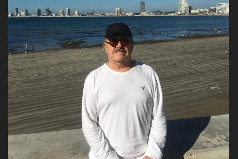 Pasea el conductor Pedrito Sola por un Mazatlán ‘desolado’