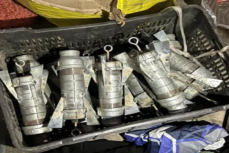 Un arsenal y 70 explosivos fueron asegurados por el Ejército dentro de una vivienda en Escuinapa.