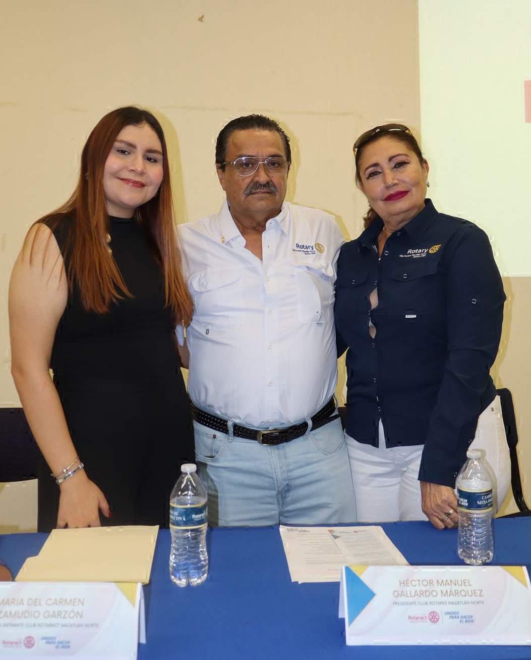 $!Carmen junto a Héctor Gallardo y su esposa Elizabeth Iturralde de Gallardo.