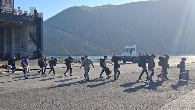 Los 28 menores que eran trasladados presuntamente de manera ilegal a bordo de una embarcación en el Golfo de California fueron rescatados en un operativo de la Marina.