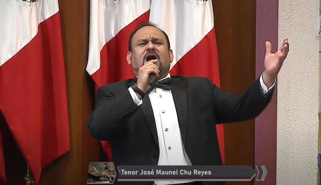 $!El tenor José Manuel Chu interpreta ‘Cantares’ en la toma de protesta de Rubén Rocha Moya como Gobernador de Sinaloa