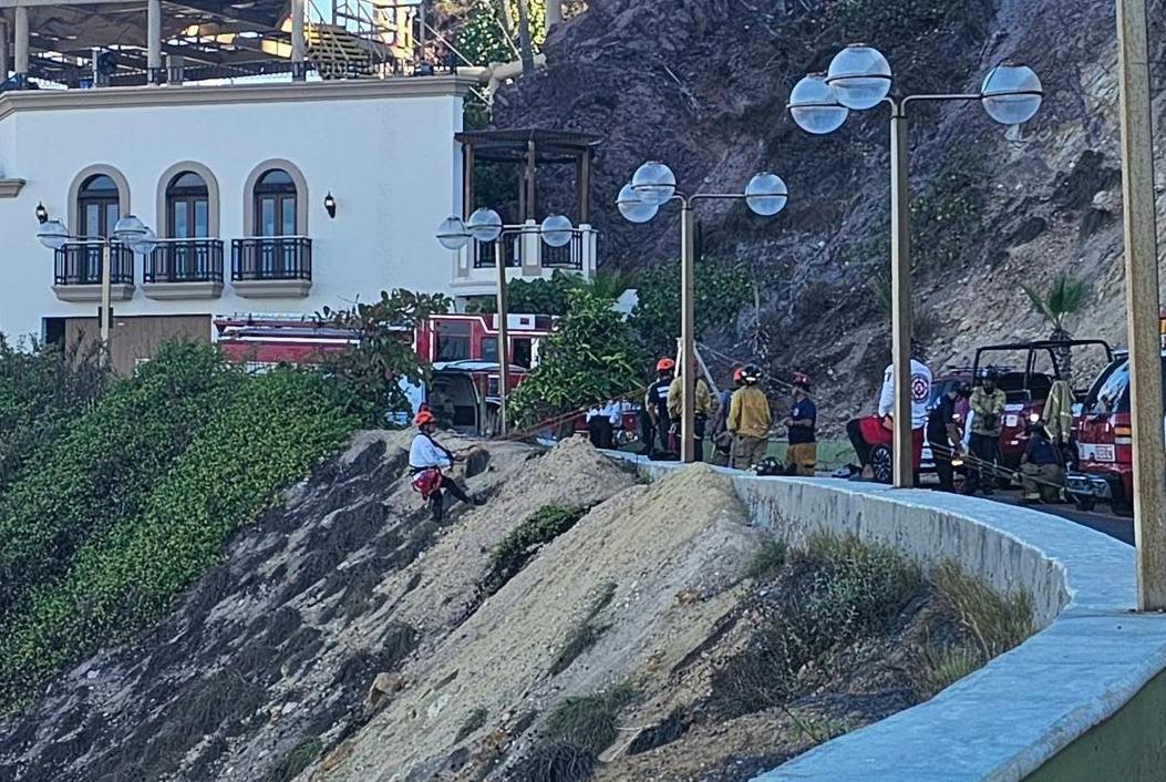 $!En Mazatlán, hombre muere tras caer a las rocas desde el Paseo del Centenario