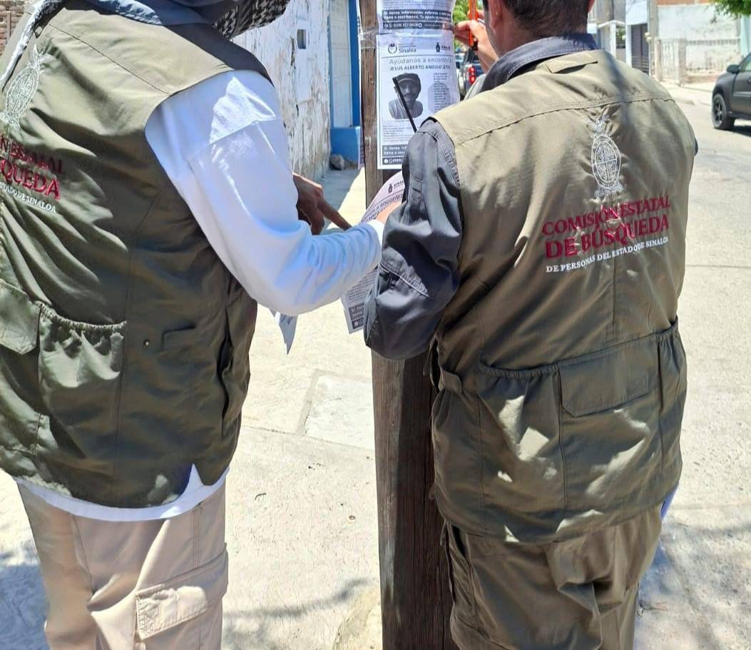 $!Madres buscadoras pegan en calles de Mazatlán fichas de búsqueda de sus desaparecidos